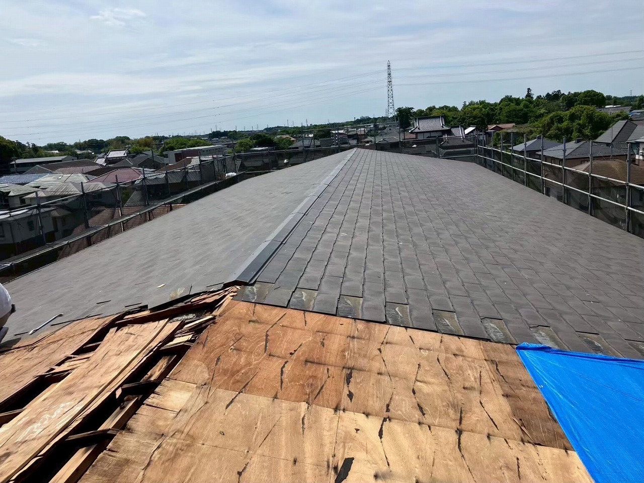 大きく剥がれた屋根材と露出した下地
