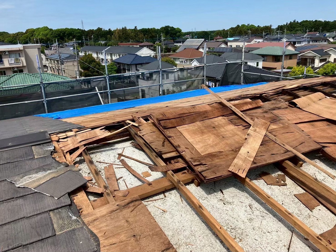 ひどく腐食した合板の状態