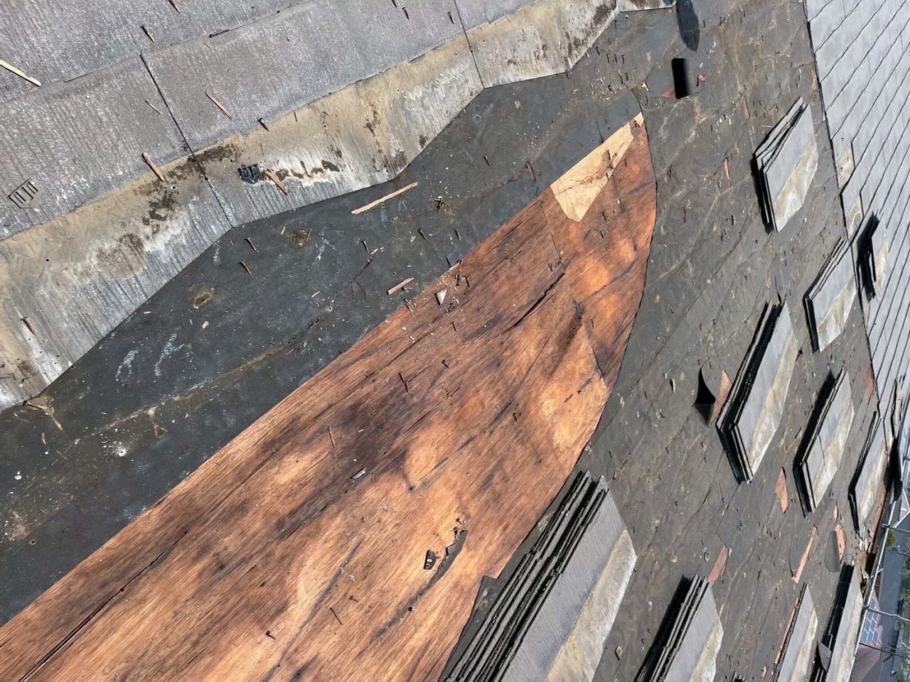 ルーフィングの劣化が進んだ屋根面