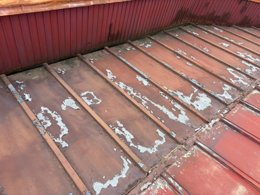 全体に傷んだ瓦棒屋根