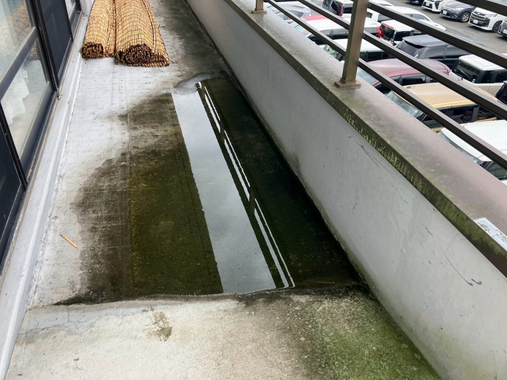 細長い通路の滞水