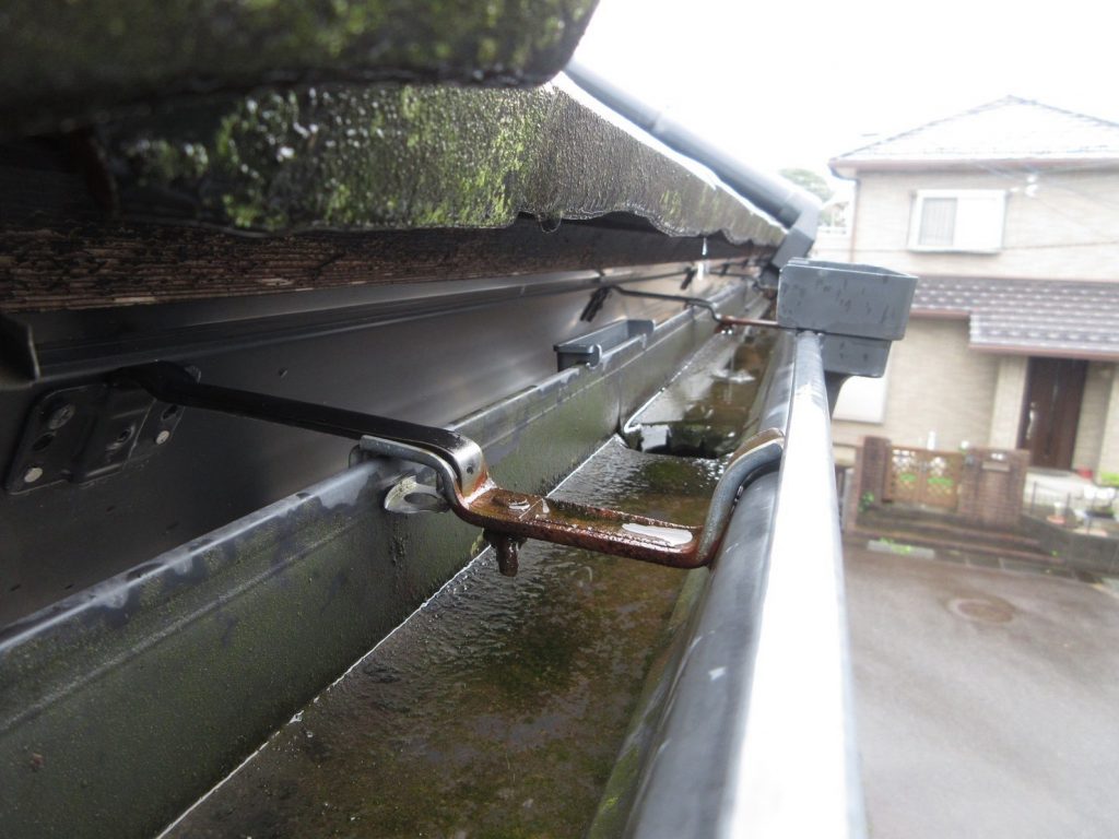 雨樋内部の苔と滞水