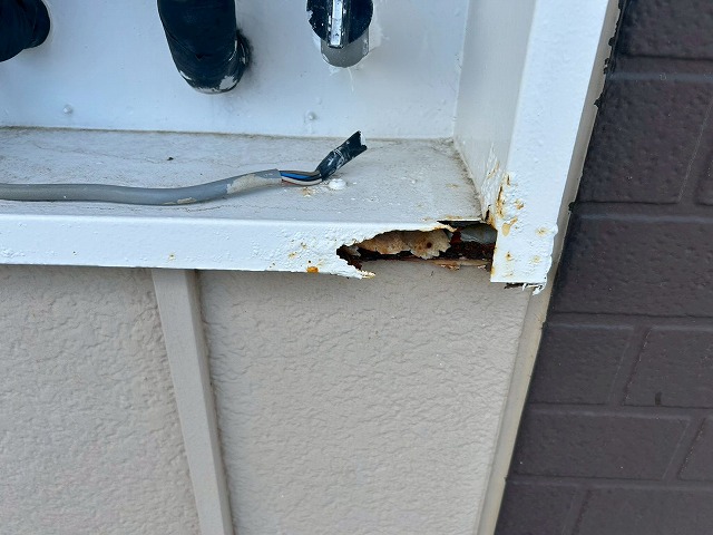 設備設置台の鉄部で穴空きと腐食している写真