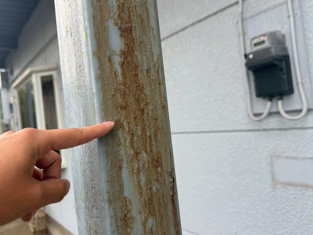 鉄柱に出た錆汁跡