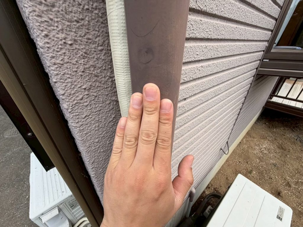 色あせた縦樋