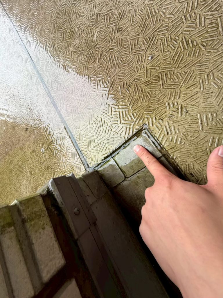 廊下床端部の傷み