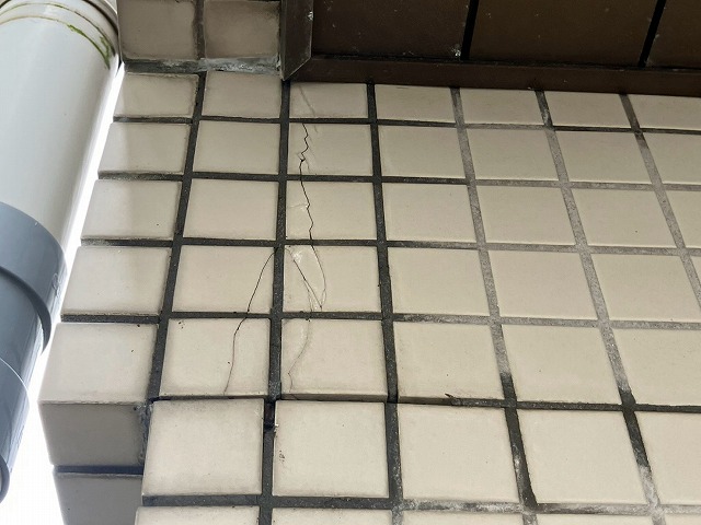 出隅タイルの縦ひび割れ