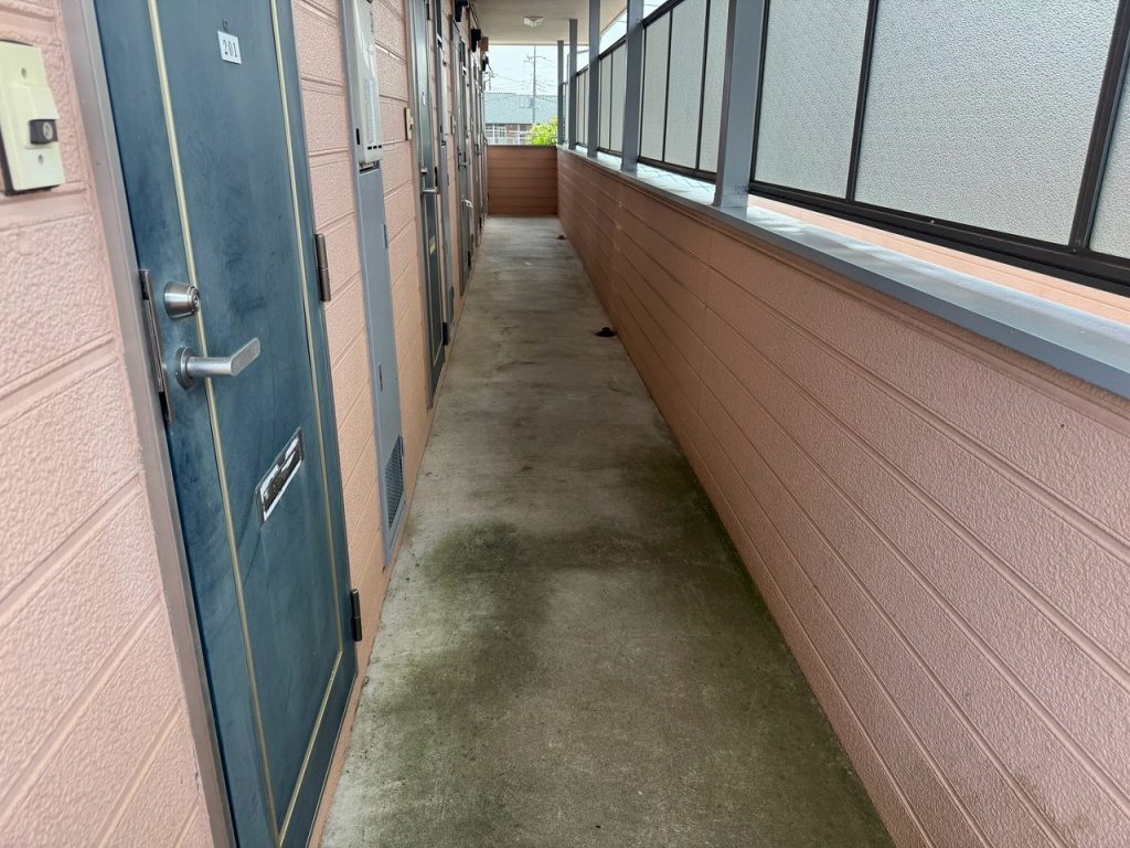 共用通路床の汚れ