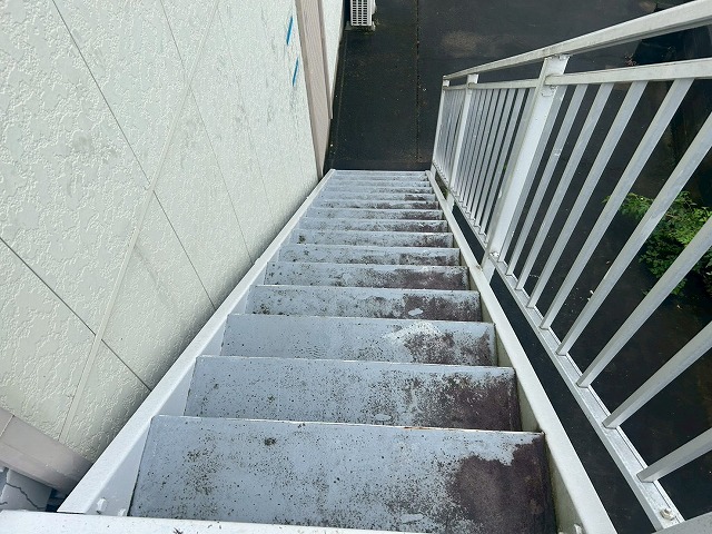 階段踏面の黒ずみ