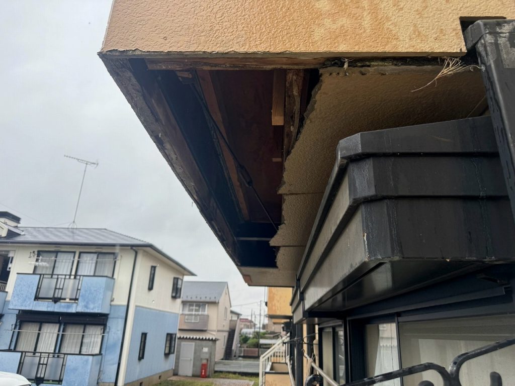 軒天剥がれと下地露出