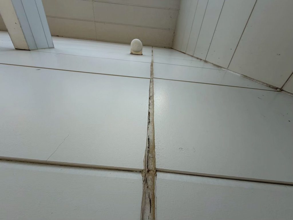 上部目地の隙間