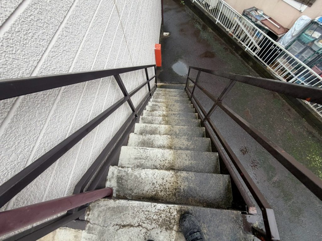 汚れた外階段踏面