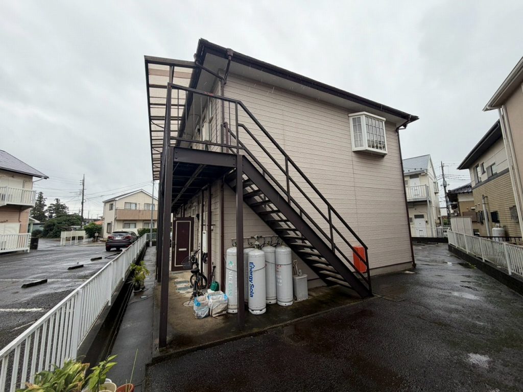 側面の鉄骨階段