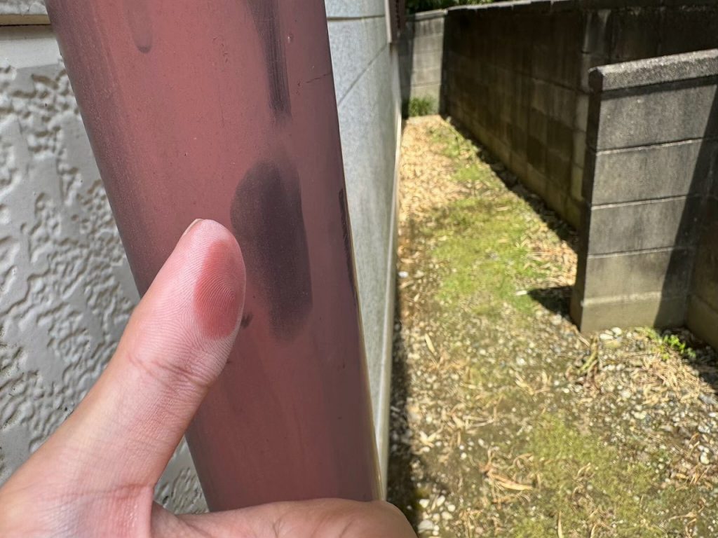 色あせた雨樋の表面