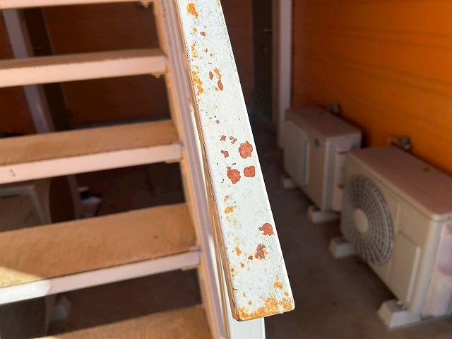 階段手摺の錆写真