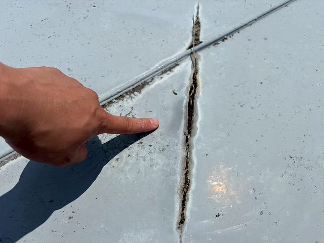 防水層継ぎ目の亀裂