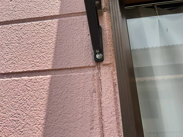 窓脇の外壁ひび割れ