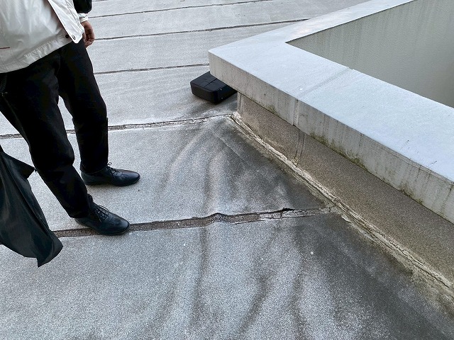 防水層の浮き上がり写真