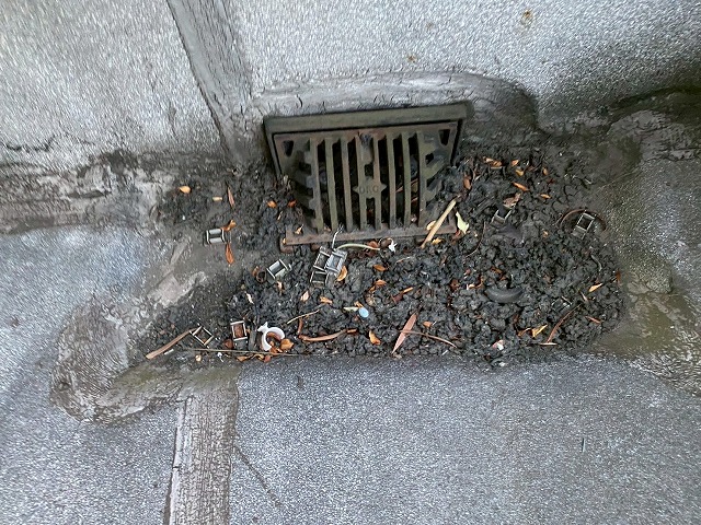 ドレン周りのごみが溜まっている写真