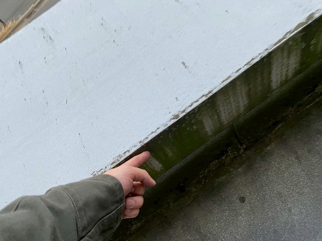 立ち上がり部分のひび割れ写真