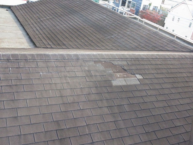 補修跡のある屋根