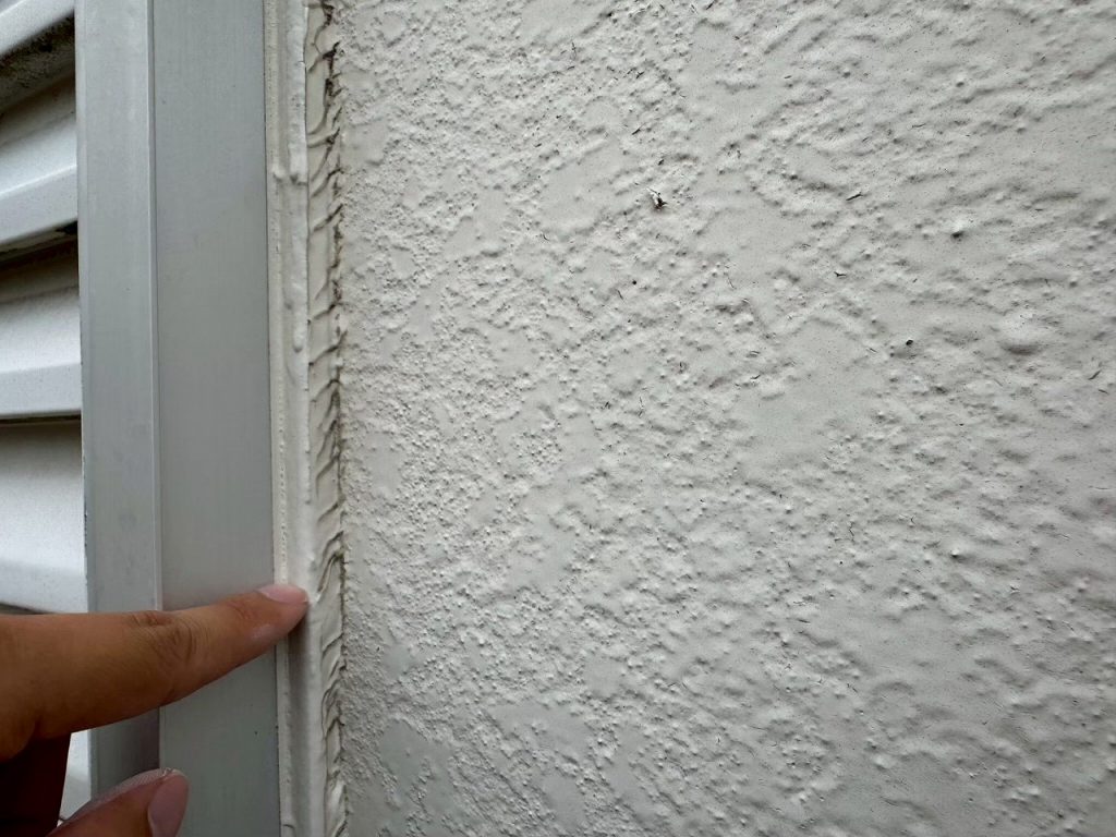 窓脇シーリングの割れ