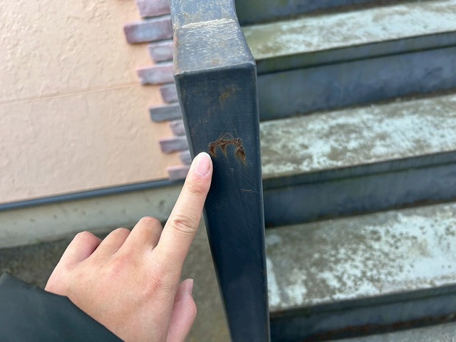 階段手摺錆写真