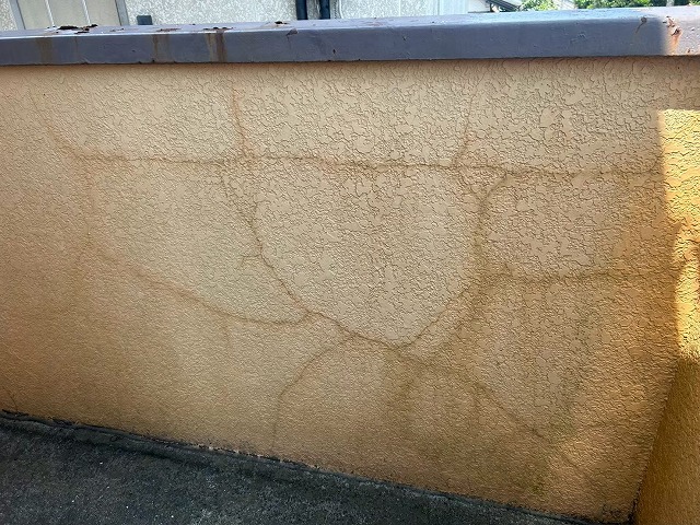 壁面に広がるクラック