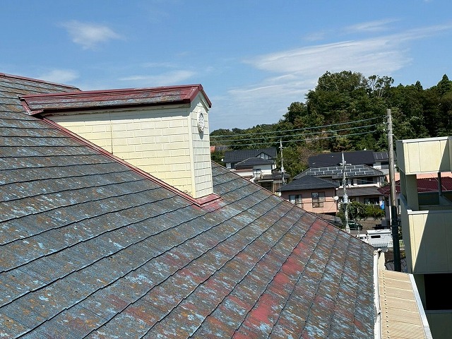 退色が進んだ屋根面