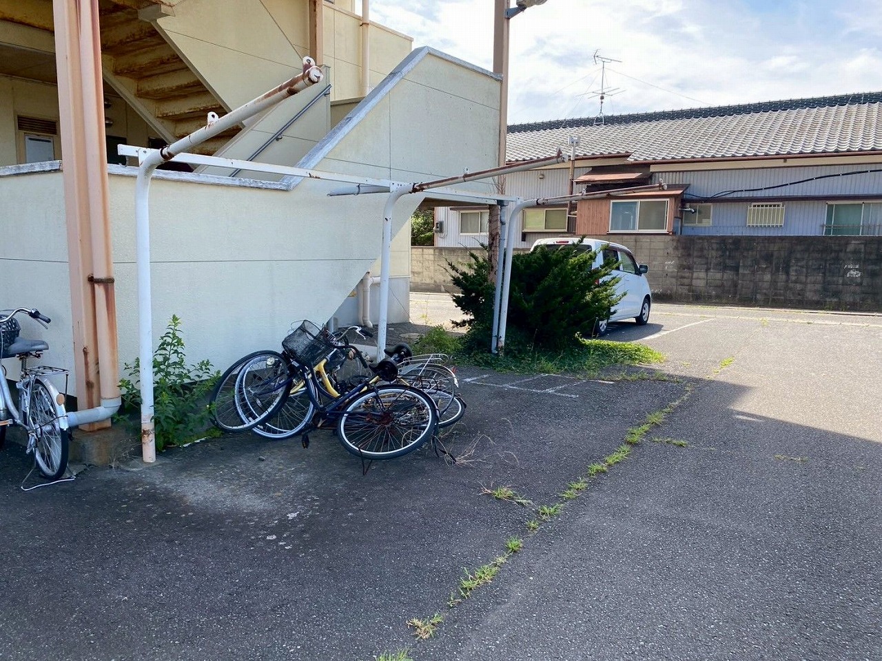 支柱の歪みと基礎の状態確認