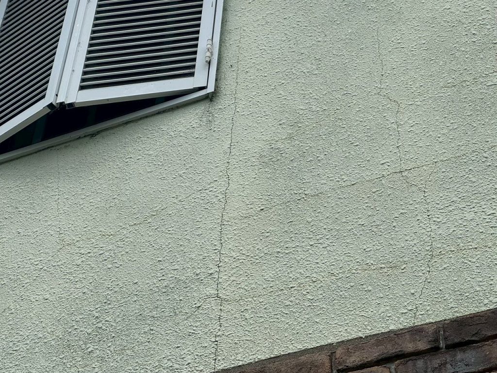 窓横の細いひび