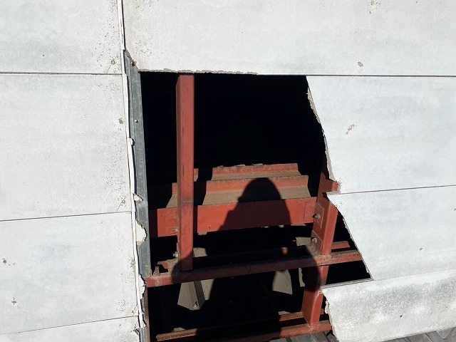 開口が大きく、内部まで風雨が到達可能な状態