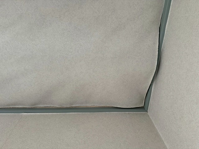 天井隅部の浮きと劣化（室内調査）