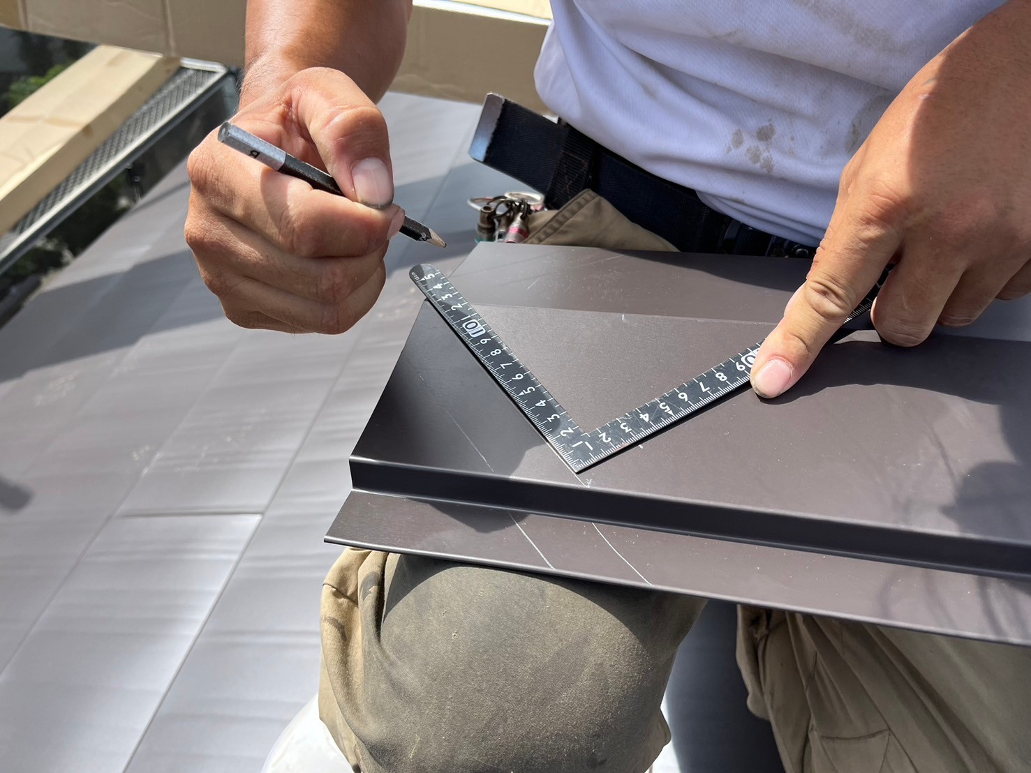 横暖ルーフの加工作業（寸法取り）