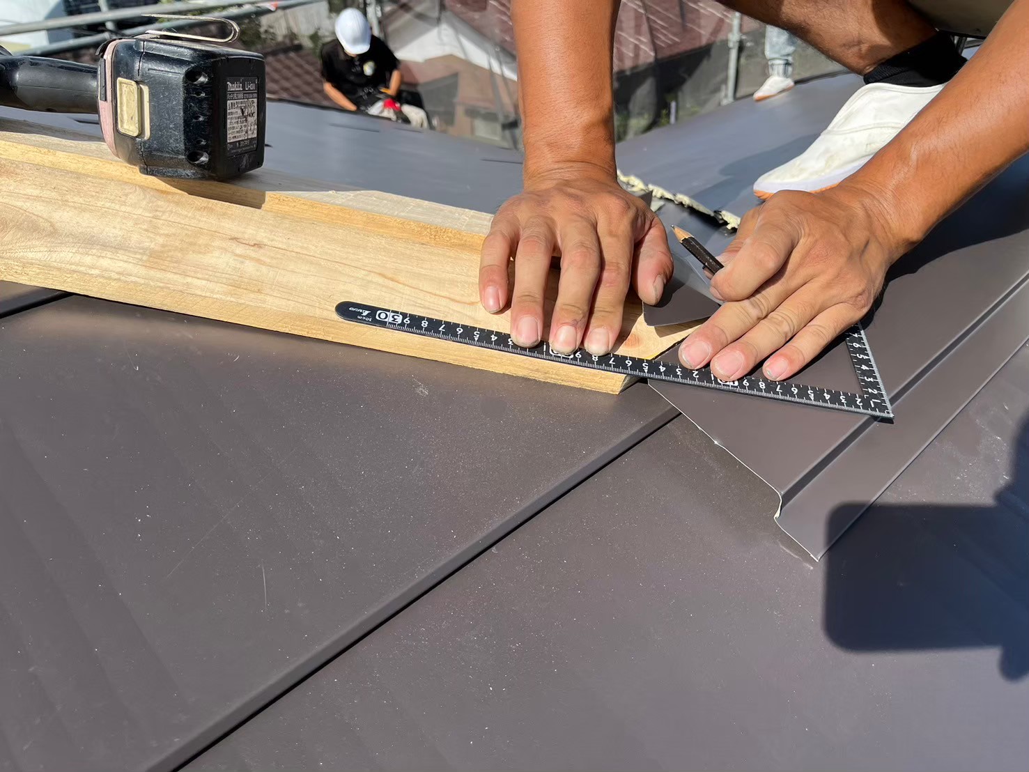 屋根の凹凸に合わせた板金調整