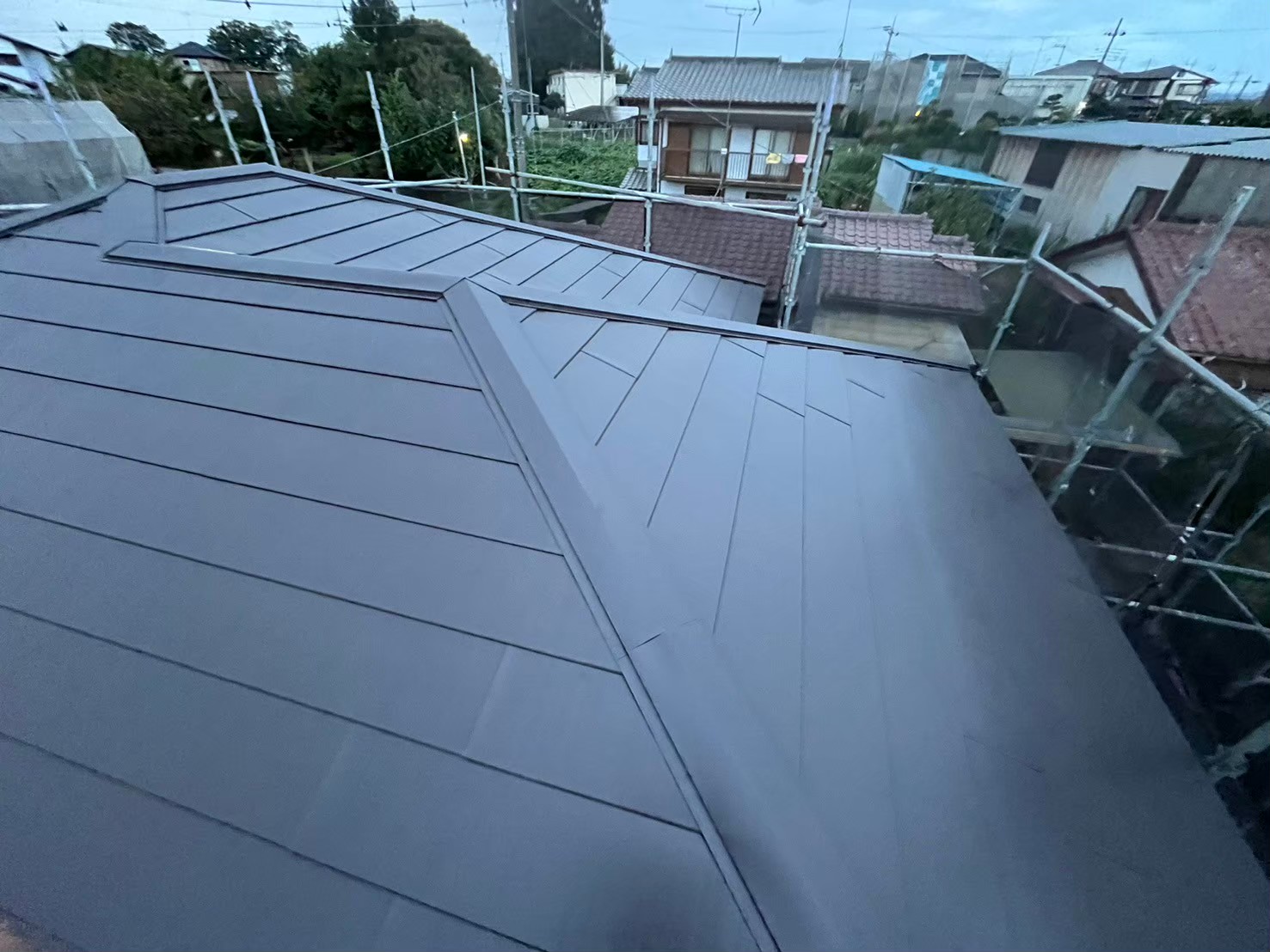 仕上げの横暖ルーフ葺き