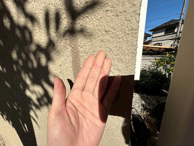 ベージュのチョーキングの画像