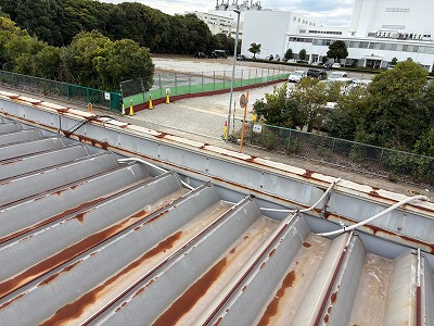 端部に錆が出た屋根
