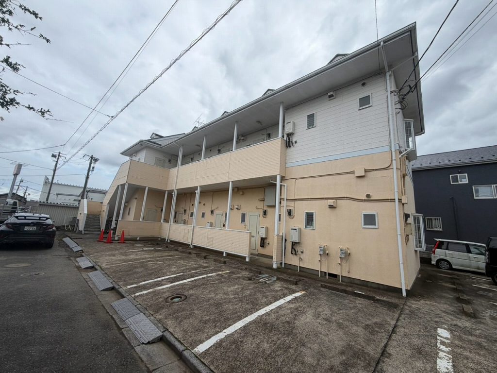 駐車場側の建物全景