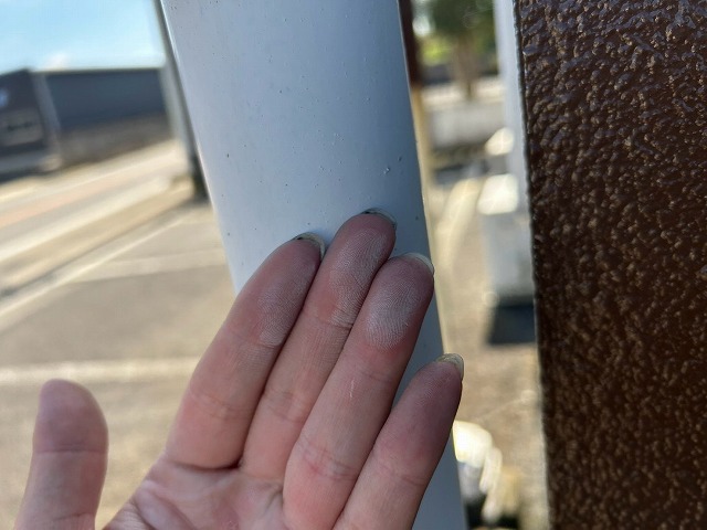 白い粉が付く竪樋表面