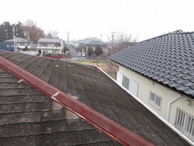 屋根の棟部分が色褪せた写真