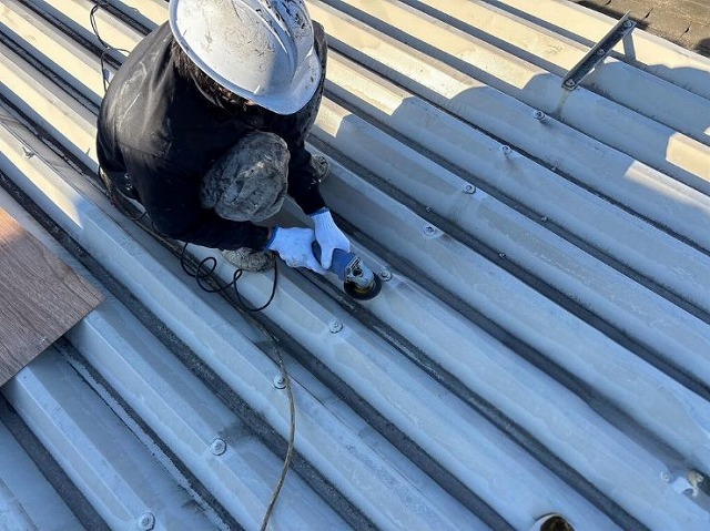 屋根材固定ボルトの撤去作業