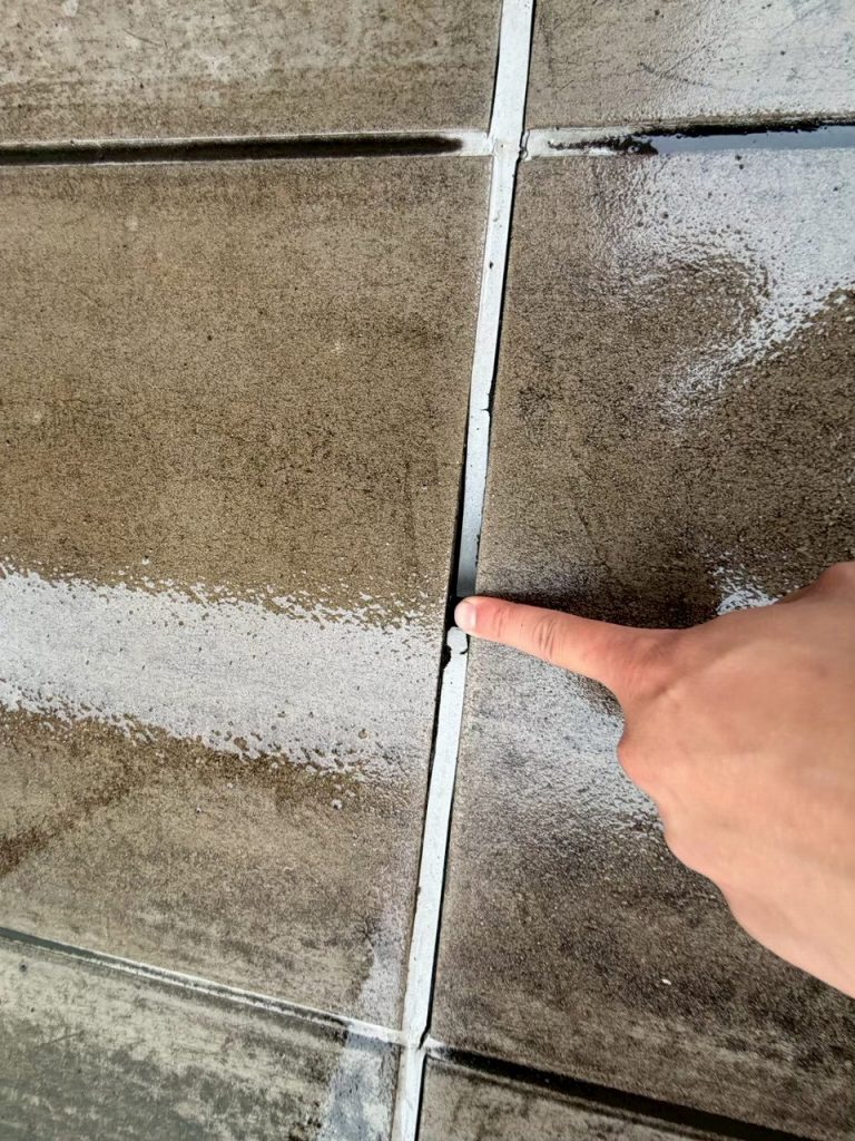 床目地の開き確認