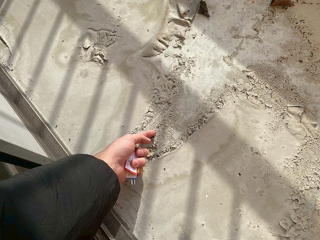 防水層の浮き上がりを指さす写真