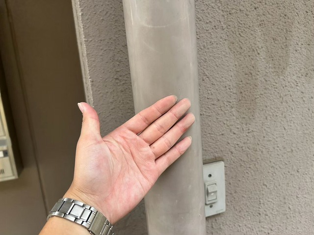退色した縦樋の表面