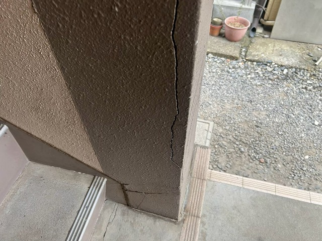 階段脇外壁の深い亀裂