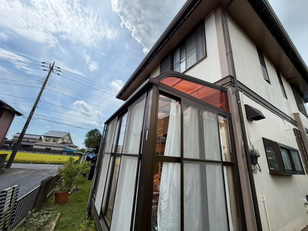 住宅外壁沿いのサンルーム