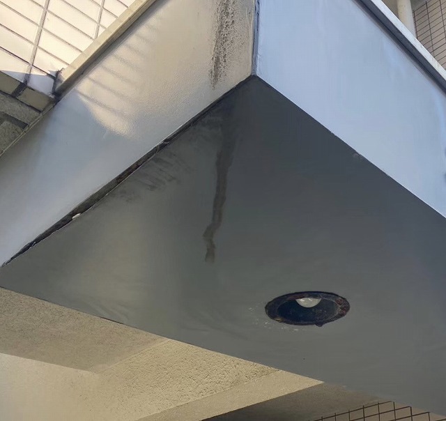 表面パネルの浮きとひび割れ