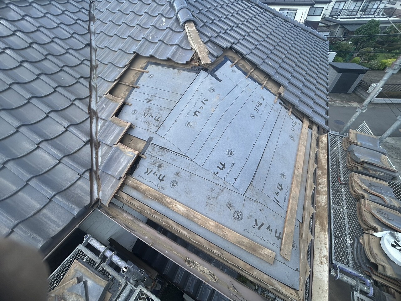 防水紙の施工と納まりの整え
