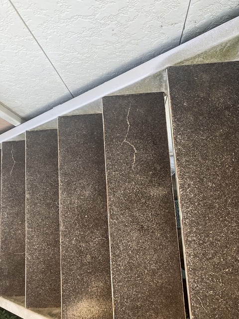 階段床のひび割れ